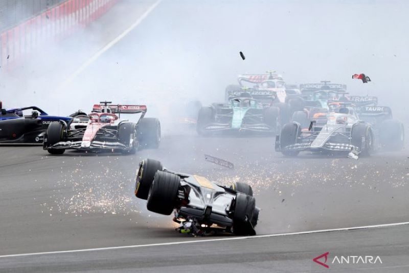 Detik-detik mobil Zhou Guanyu kecelakaan di balap F1 GP Inggris