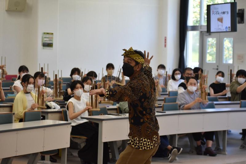 Seniman Jawa Barat ajarkan angklung kepada penyandang disabilitas di Jepang