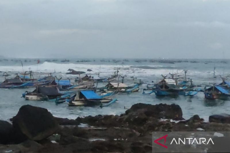 Gelombang tinggi ancam pesisir selatan Cianjur