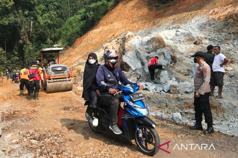 Jalur utama selatan Cianjur yang amblas sudah dapat kembali dilalui kendaraan