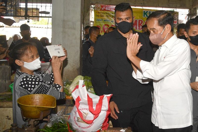 Presiden Jokowi bagikan bansos sambil pantau harga di Pasar Peterongan