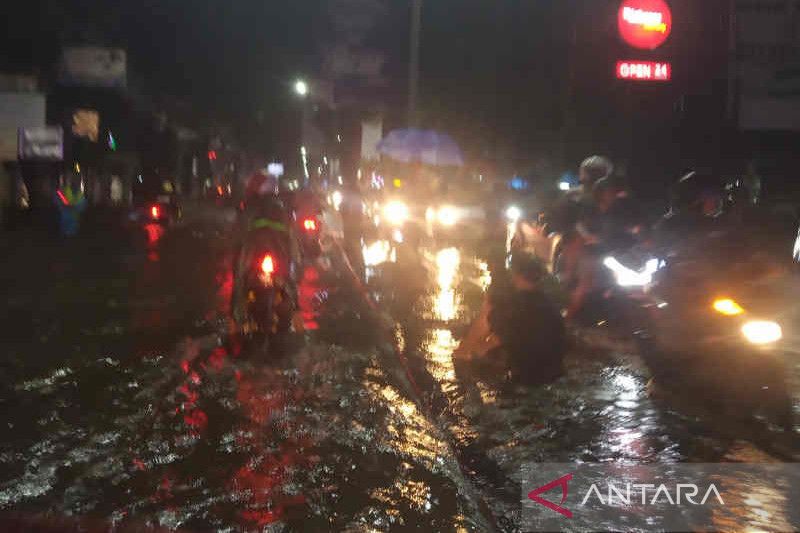 Hujan Deras Akibatkan Jalan Cipto Kota Cirebon Terendam Banjir Antara