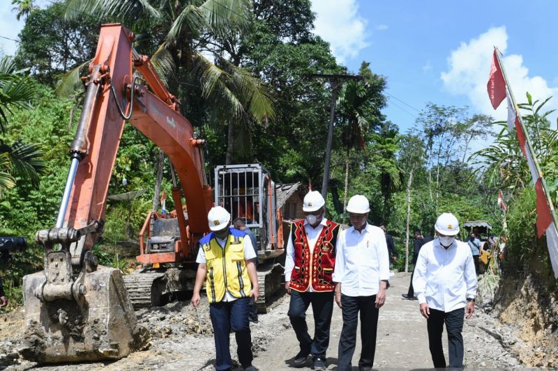 Presiden Joko Widodo tinjau proyek jalan di Pulau Nias