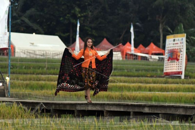 Wow...III, Ada peragaan busana di tengah sawah