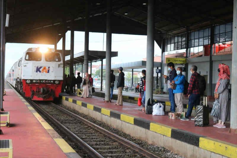 Antisipasi lonjakan penumpang, KAI Cirebon tambah 5 perjalanan KA Argo Cheribon