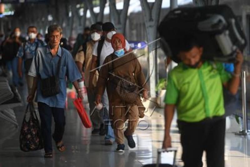 Arus mudik Idul Adha Di Stasiun Pasar Senen