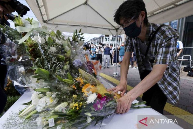 Warga Jepang berdoa untuk Shinzo Abe yang tewas ditembak saat berkampanye