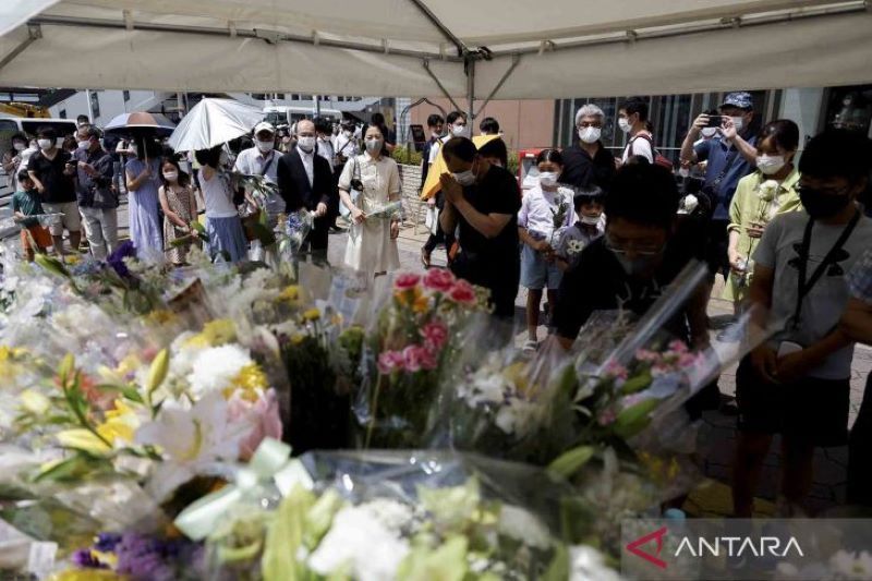 Warga Jepang berdoa untuk Shinzo Abe yang tewas ditembak saat berkampanye