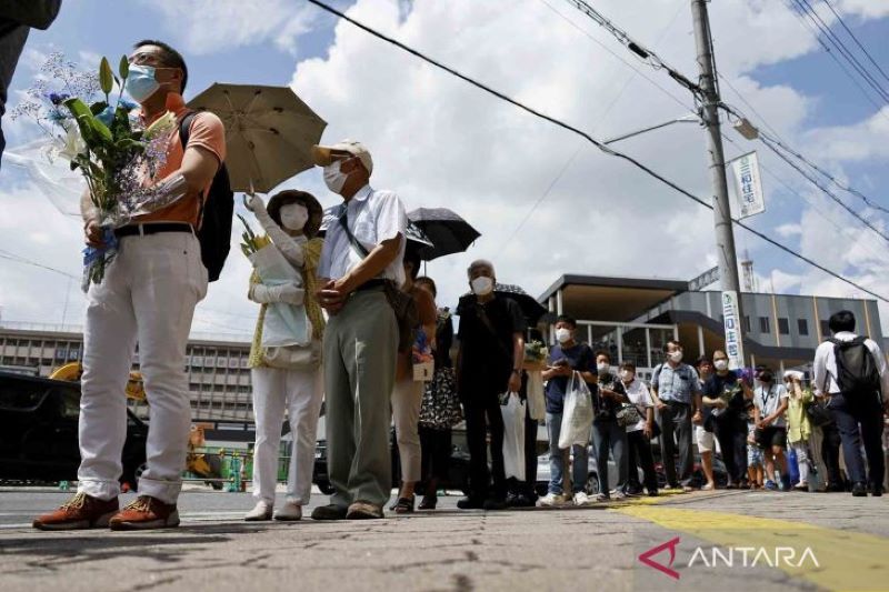 Warga Jepang berdoa untuk Shinzo Abe yang tewas ditembak saat berkampanye