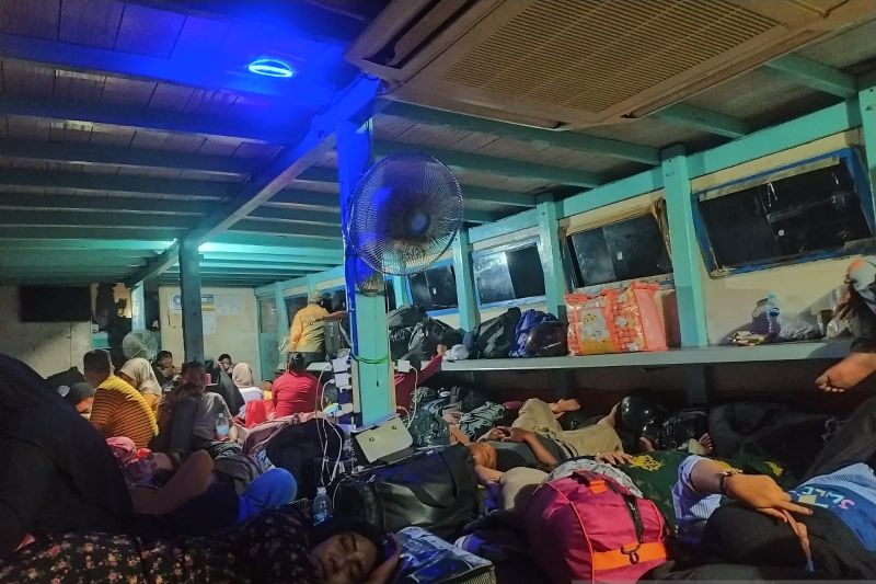 Local motor boat packed with travelers departs before Eid al-Adha - Vimarsana News