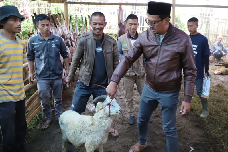 Ibadah kurban wujud nilai gotong royong, kata Wabup Garut