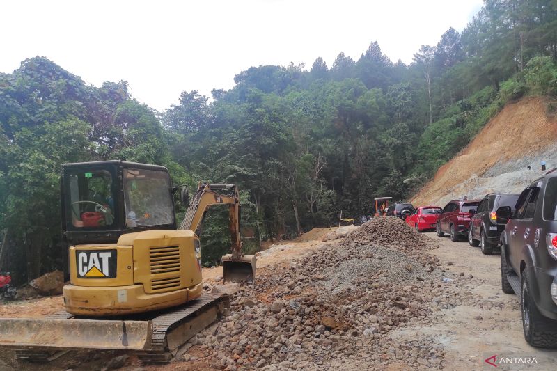 Perbaikan jalan selatan di Kabupaten Cianjur ditargetkan tuntas Agustus 2022