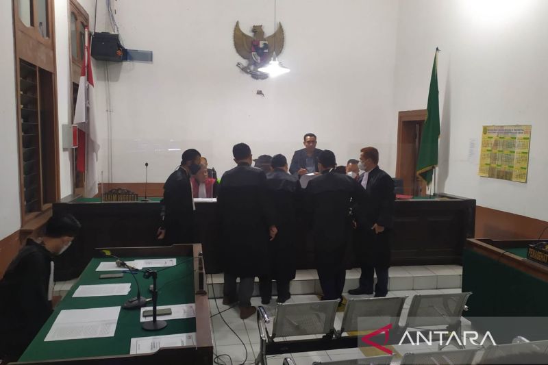Hakim belum kabulkan keinginan pengacara hadirkan Ade Yasin