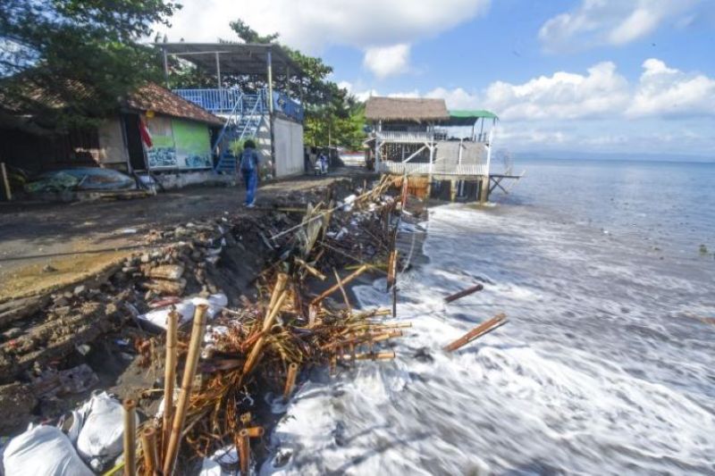 Bangunan kafe terancam abrasi pantai