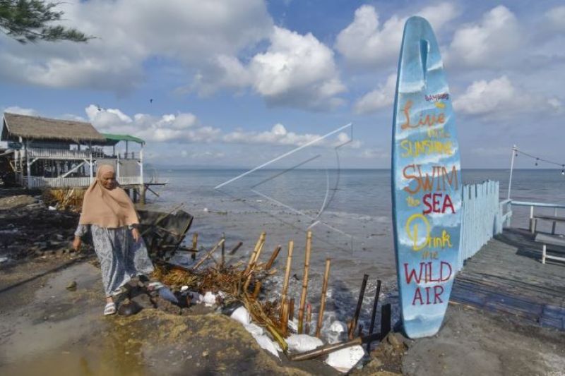 Bangunan kafe terancam abrasi pantai