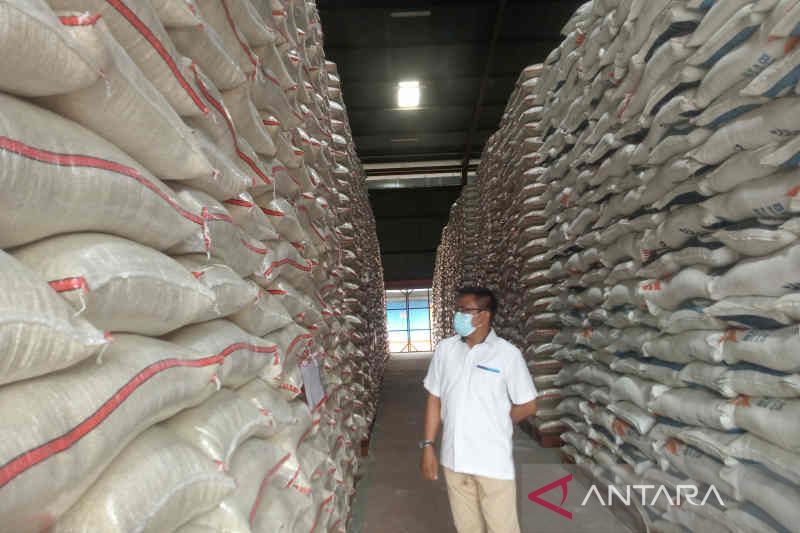 Bulog Cirebon distribusikan 9.000 ton beras cadangan ke 3 daerah