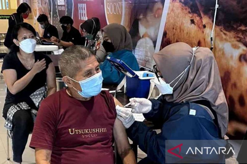 Antusiasme warga Kabupaten Bekasi disuntik vaksin dosis penguat rendah
