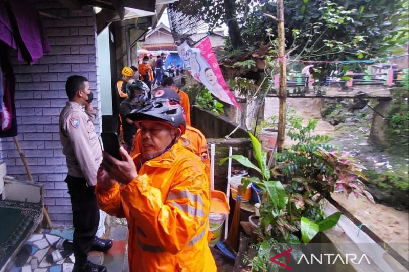 Tim SAR cari warga yang hilang terbawa arus sungai di Cianjur