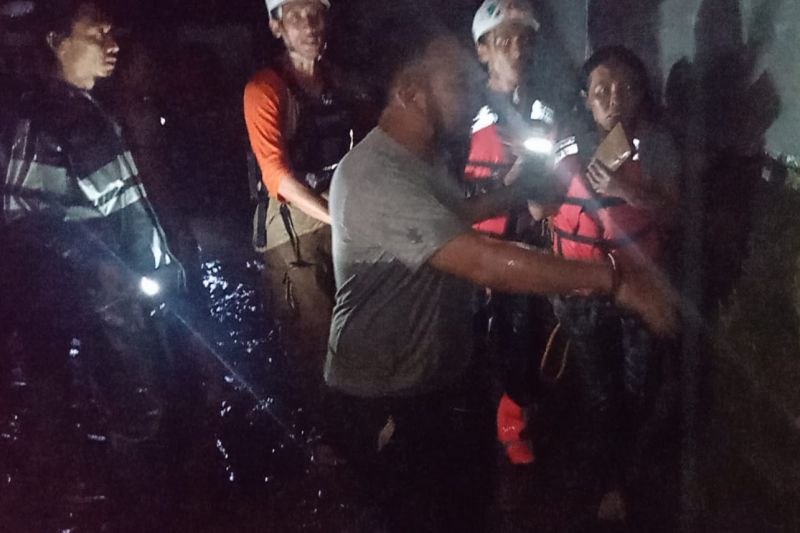 Sejumlah kecamatan di Garut dilanda banjir hingga penghuni rumah harus dievakuasi