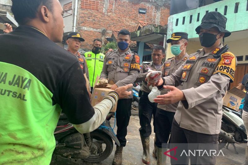 Polres Garut bagikan nasi bungkus untuk bantu warga korban banjir
