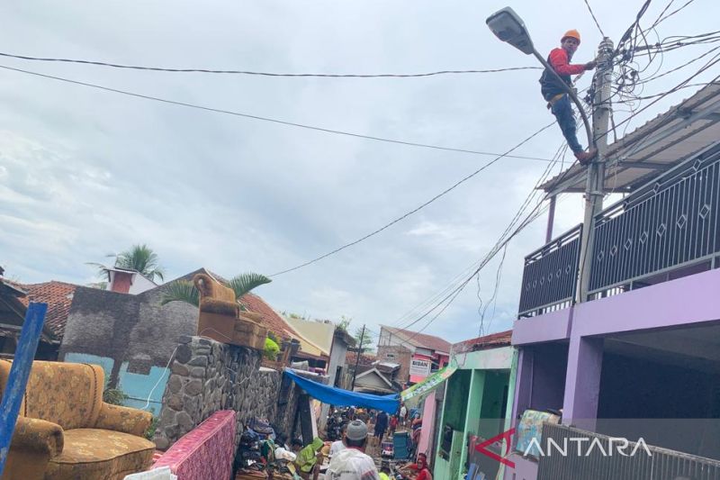 Ratusan gardu listrik terdampak banjir di Garut