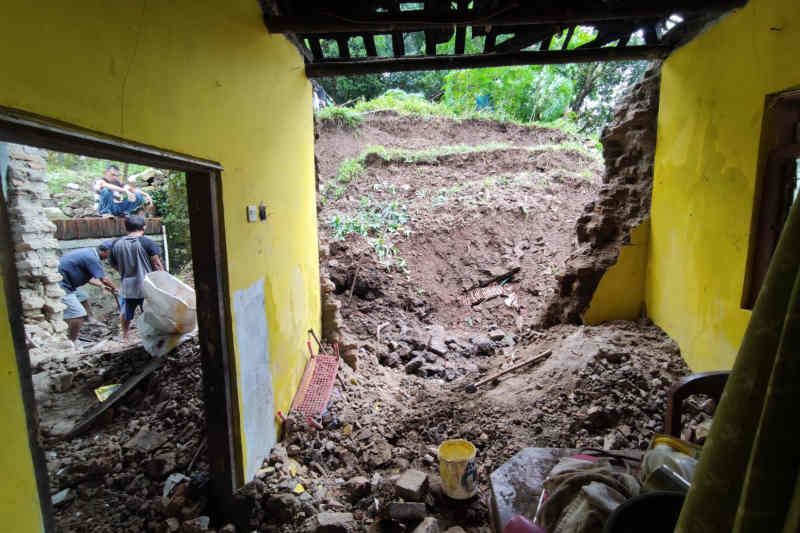 1 rumah di Cirebon rusak akibat longsor