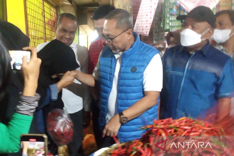 Mendag borong dagangan di Pasar Jagasatru Cirebon