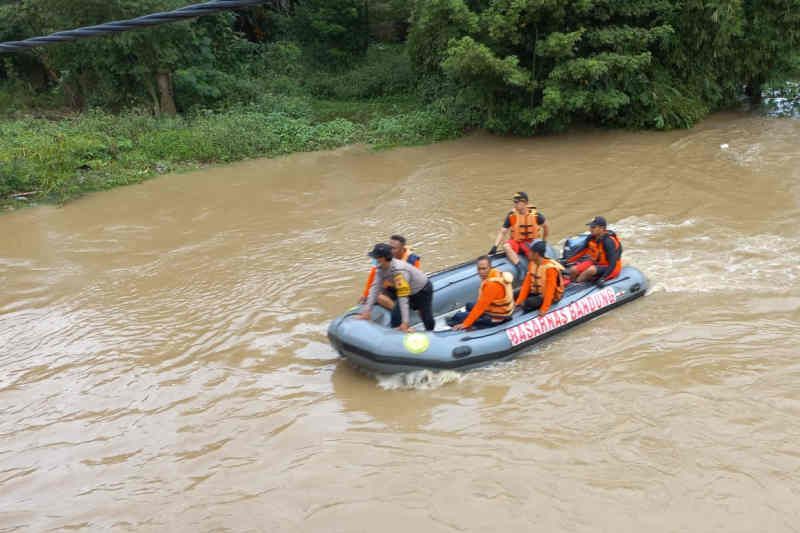 Santri tenggelam di Sungai Ciwaringin Cirebon belum ditemukan