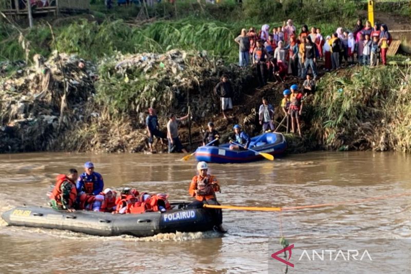 Petugas bantu siswa seberangi sungai dengan perahu karet dampak jembatan rusak di Garut