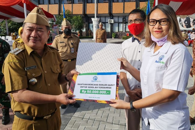 Pemkab Garut terima bantuan pendidikan dari Yayasan Bakti Barito untuk daerah terdampak banjir