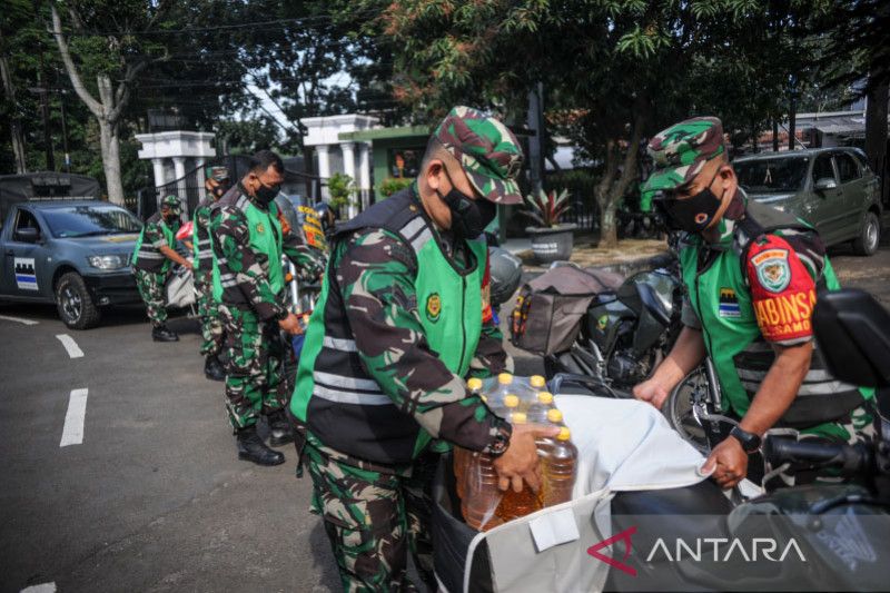 Distribusi minyak goreng murah di Bandung