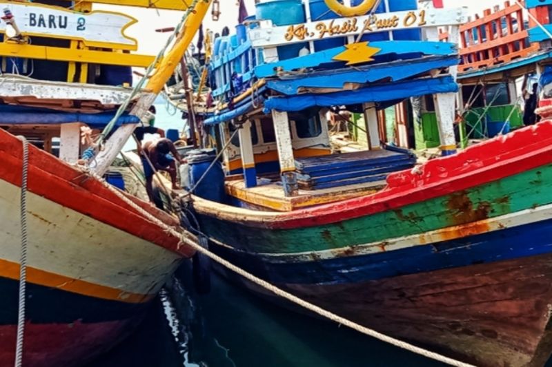 Nelayan beraktivitas di Dermaga Gudang Lelang