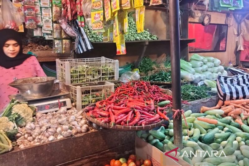 Harga cabai dan bawang merah di pasar tradisional Cianjur masih tinggi
