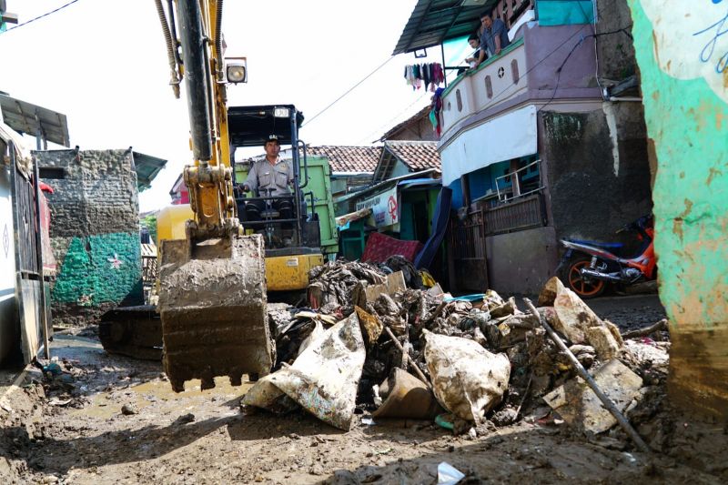 Pemkab Garut fokus bersihkan sampah di daerah terdampak banjir