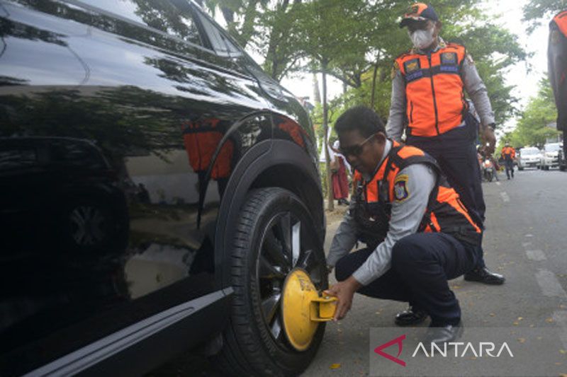 Gembok roda kendaraan bagi pelanggar di Makassar