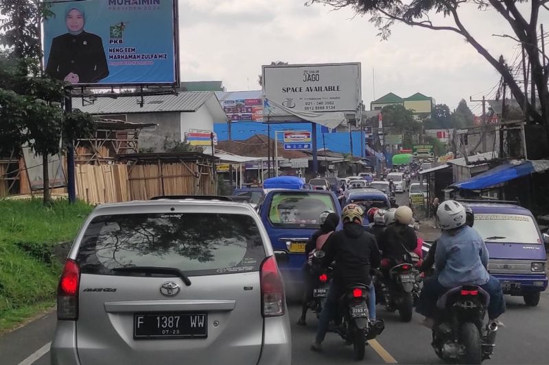 Polisi berlakukan searah di Puncak-Cianjur cegah macet total