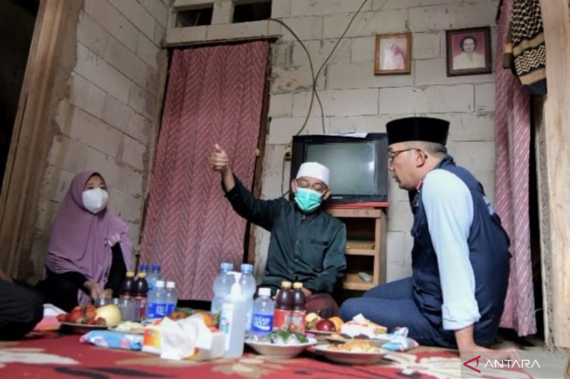 Gubernur Jawa Barat serahkan bantuan renovasi rumah guru mengaji