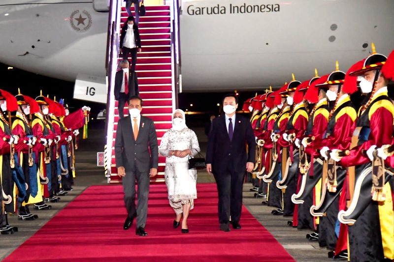 Presiden Jokowi dan Ibu Negara tiba di Seoul Korea Selatan