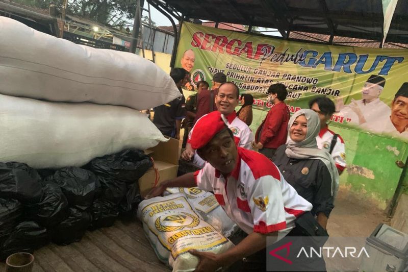 Tim relawan Ganjar Pranowo salurkan bantuan untuk korban banjir di Garut