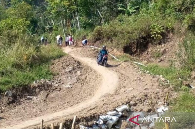 Pemkab Cianjur perbaiki jalan rusak akibat longsor