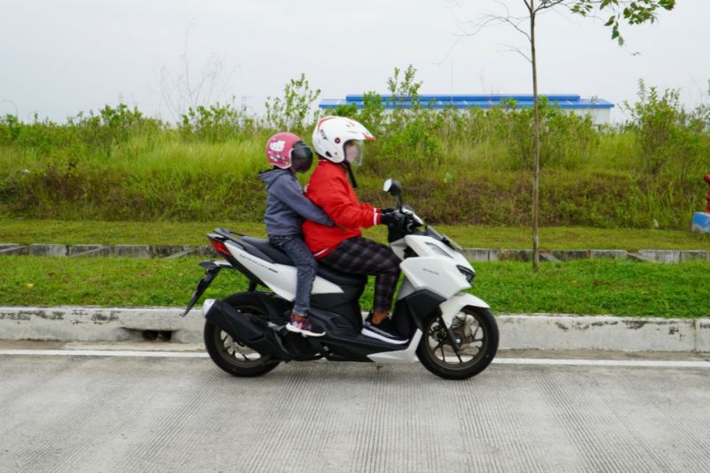 7 kiat cari aman bonceng anak naik motor