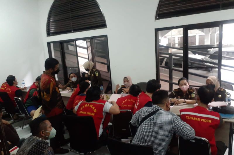 Polri limpahkan berkas 10 tersangka investasi bodong ke Kejari Kota Bandung