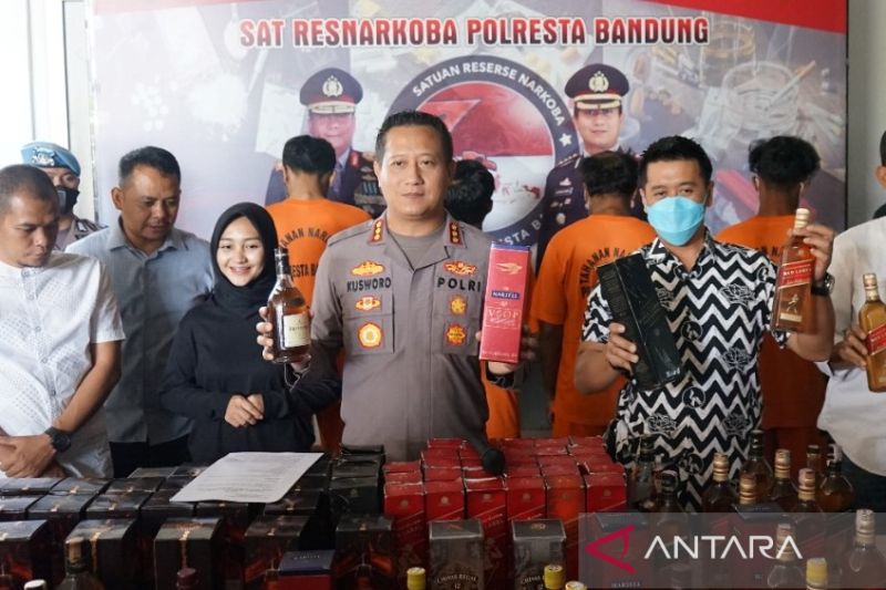 Polresta Bandung ungkap penjualan miras impor oplosan melalui medsos