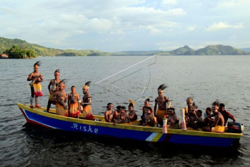 Penari Kampung Nyapo meniup terompet di Festival Nusantara Papua