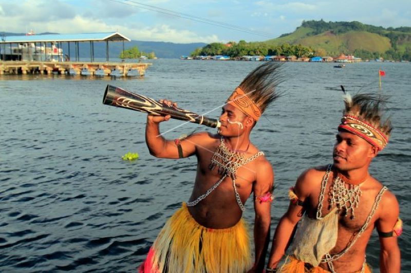 Penari Kampung Nyapo meniup terompet di Festival Nusantara Papua