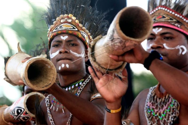 Penari Kampung Nyapo meniup terompet di Festival Nusantara Papua