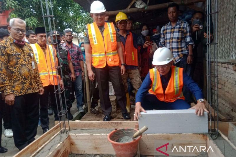 Bupati Bekasi cek pembangunan MCK dengan pengolahan air limbah domestik