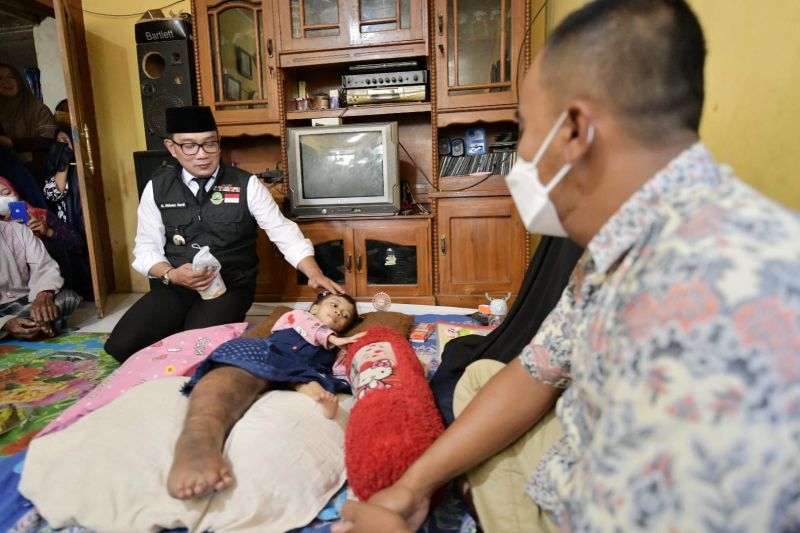 Gubernur Jawa Barat bersama JQR beri bantuan untuk anak idap tumor di Kuningan