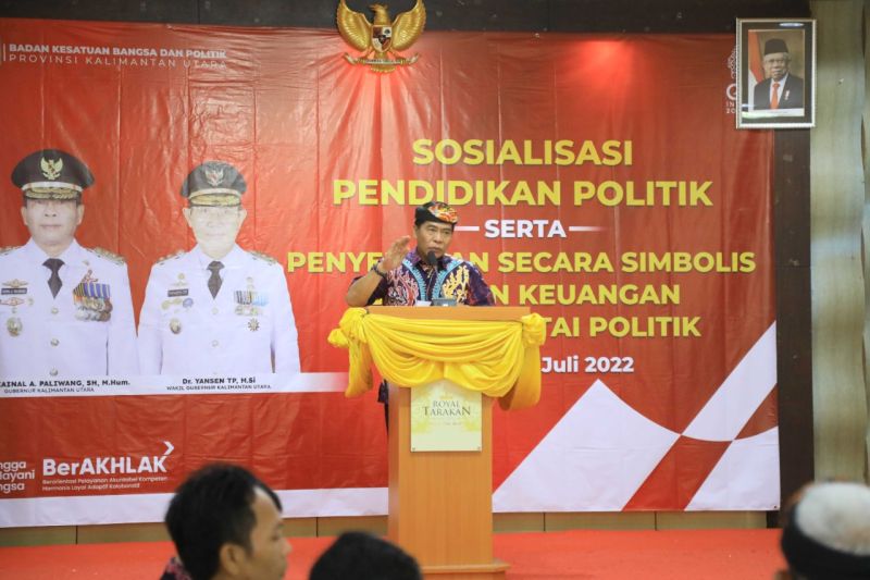 Tingkatkan kualitas demokrasi, Gubernur serahkan hibah Bantuan Keuangan Parpol