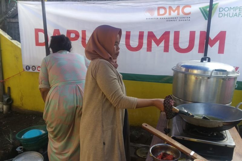 Penyintas banjir di Garut manfaatkan Dapur Umum dan Pos Hangat DMC Dompet Dhuafa